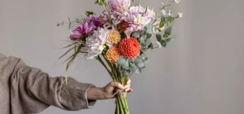 Какие цветы подарить на День матери: советы флористов