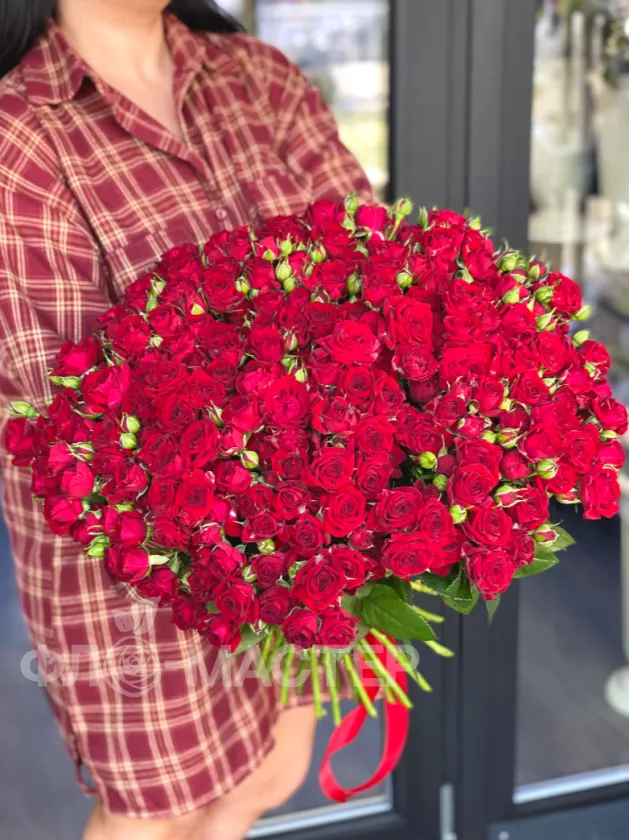 Красные кустовые розы (51шт)