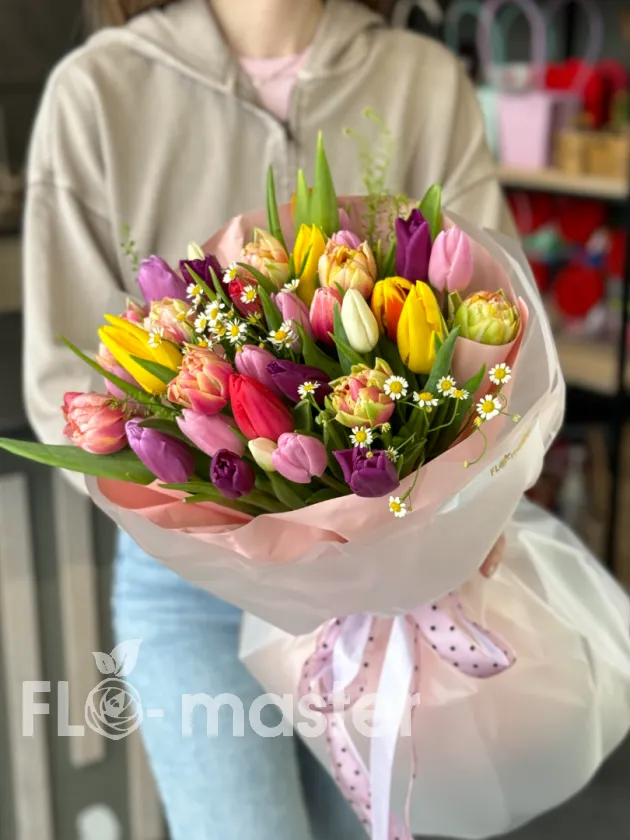 Букет &laquo;35 тюльпанов с полевой ромашкой&raquo;