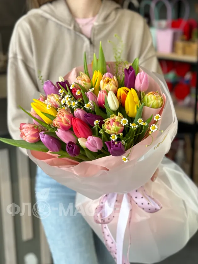 Букет &laquo;35 тюльпанов с полевой ромашкой&raquo;