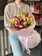 Букет &laquo;35 тюльпанов с полевой ромашкой&raquo; 0