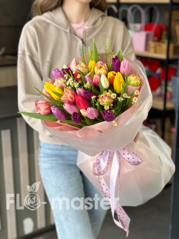 Букет &laquo;35 тюльпанов с полевой ромашкой&raquo;
