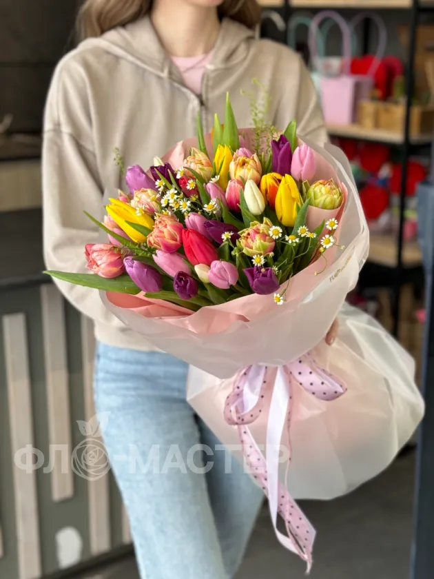 Букет &laquo;35 тюльпанов с полевой ромашкой&raquo;