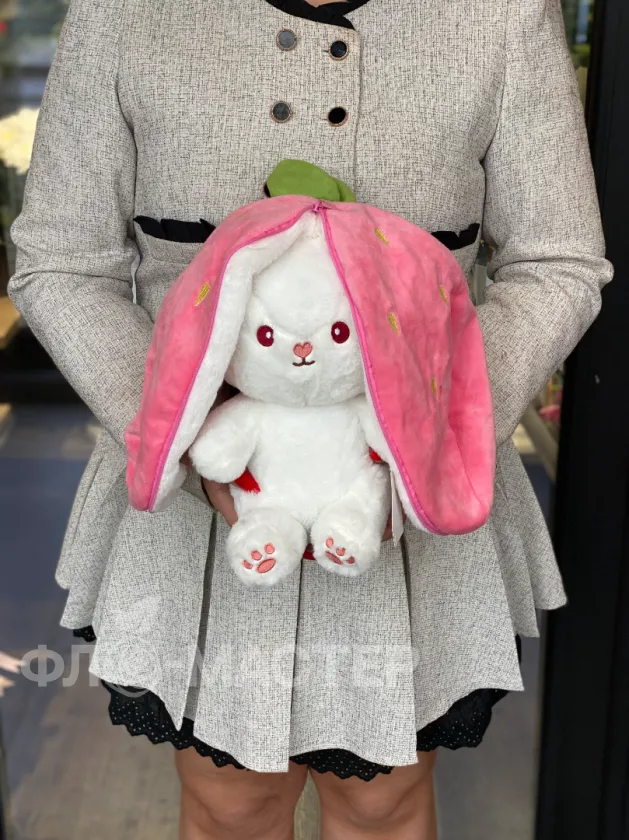 Зайчик в ягодке