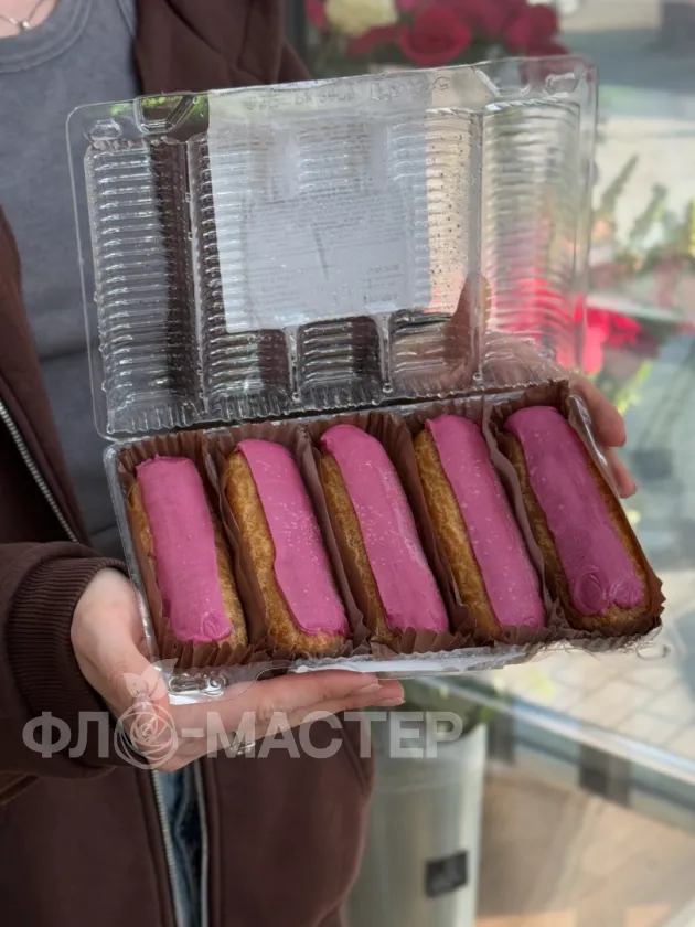 Пирожное заварное &laquo;Эклер Ягодный&raquo;