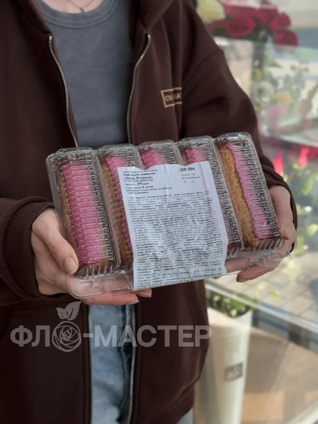 Пирожное заварное &laquo;Эклер Ягодный&raquo;