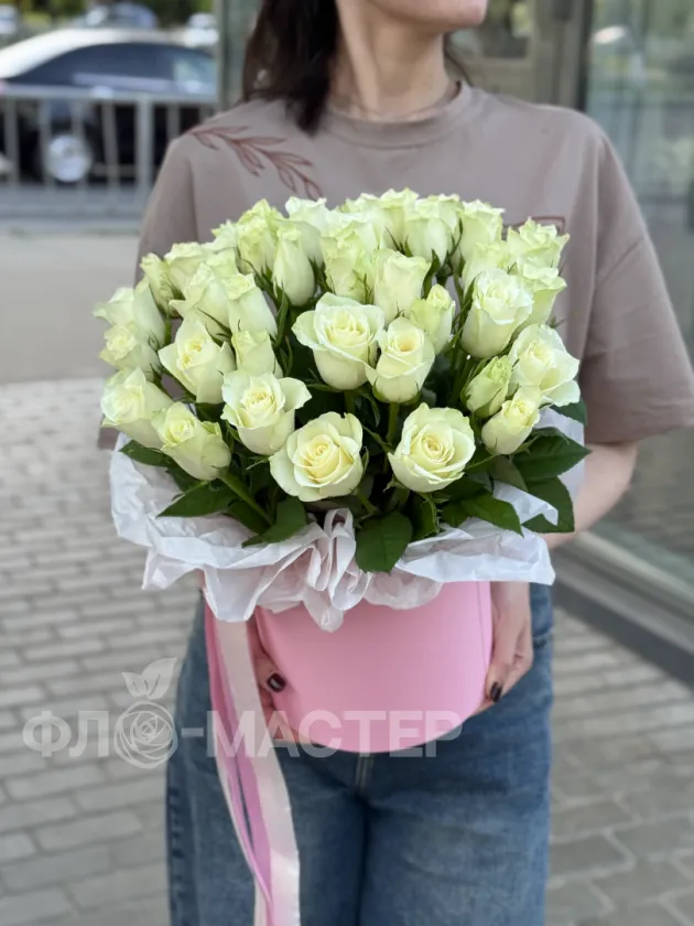 Коробка белых роз &laquo;M&raquo; 41шт