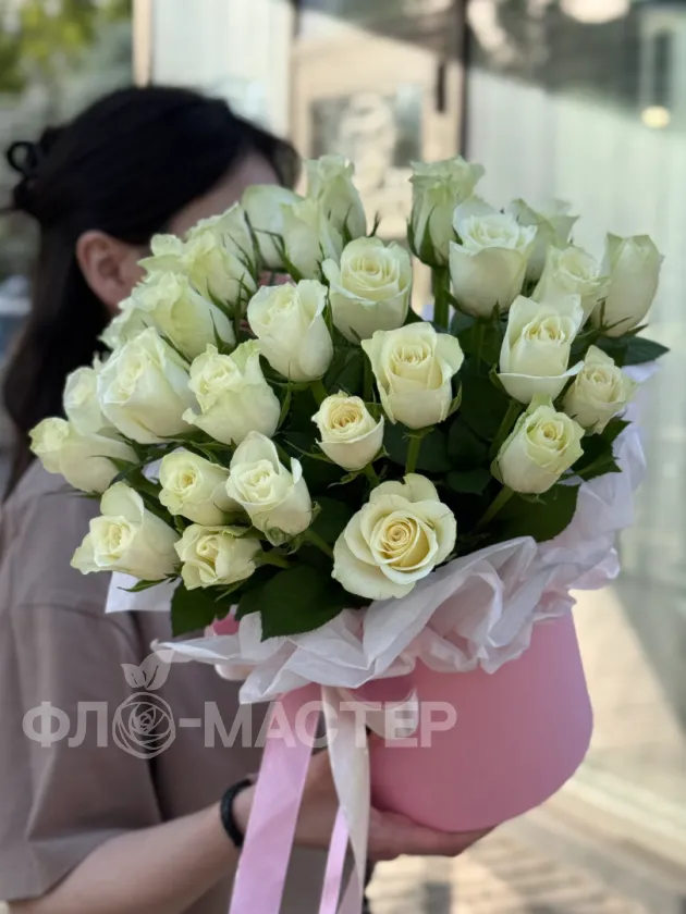 Коробка белых роз &laquo;S&raquo; 31шт
