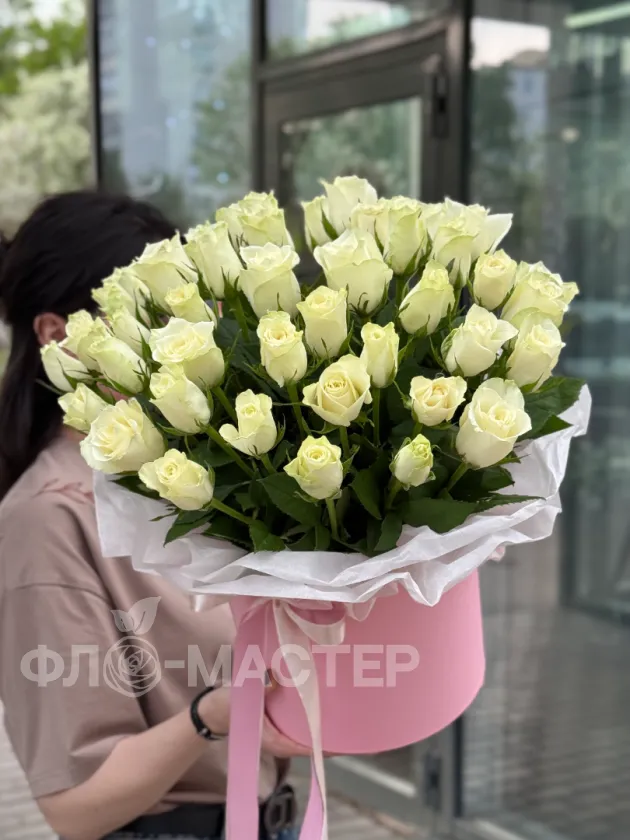 Коробка белых роз &laquo;L&raquo; 51шт