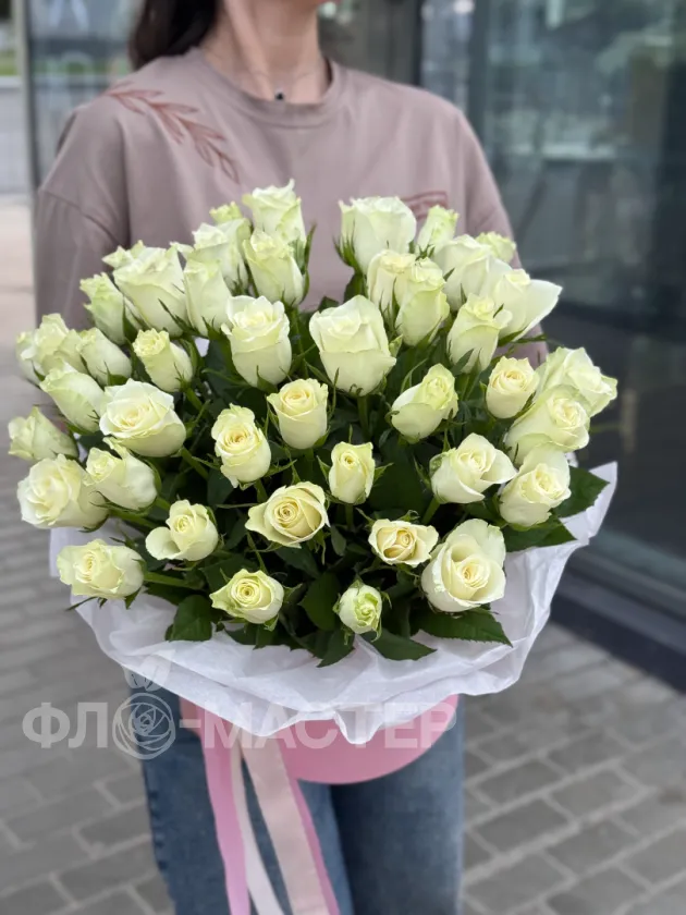 Коробка белых роз &laquo;L&raquo; 51шт