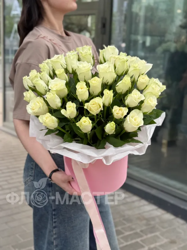 Коробка белых роз &laquo;L&raquo; 51шт