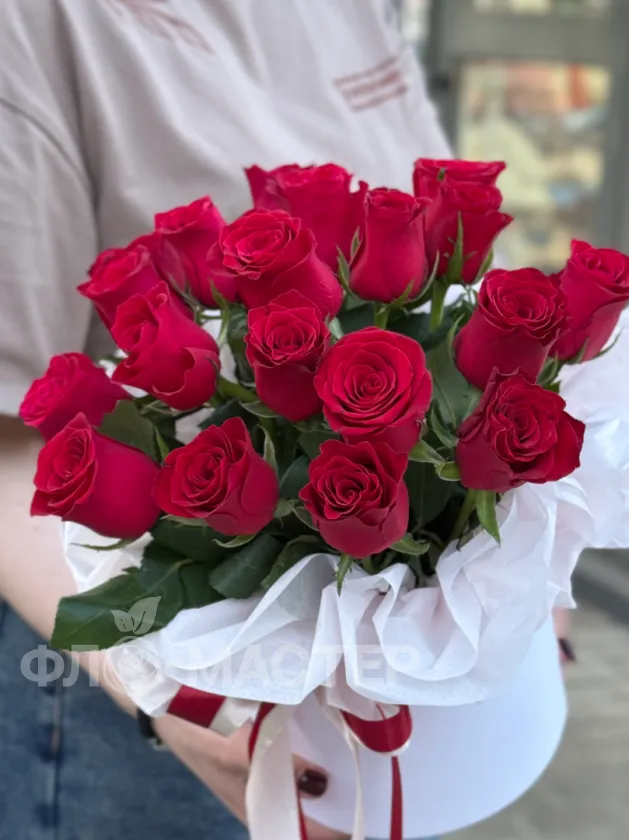 Коробка красных роз &laquo;S&raquo; 19шт