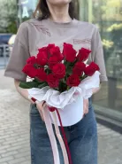 Коробка красных роз &laquo;S&raquo; 19шт 2
