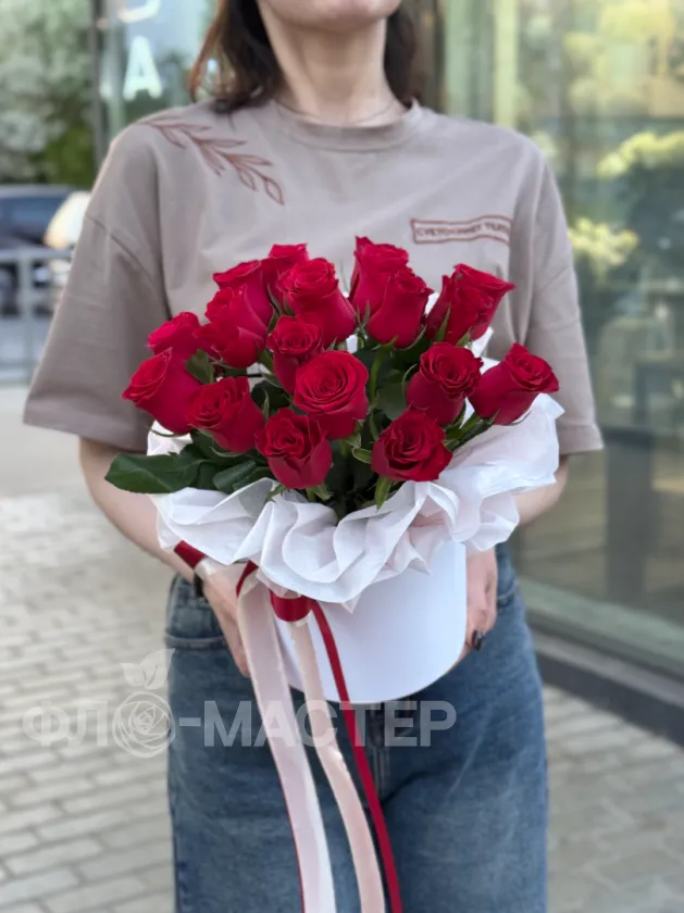 Коробка красных роз &laquo;S&raquo; 19шт