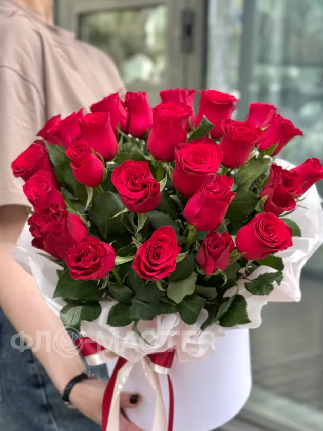 Коробка красных роз &laquo;M&raquo; 25шт