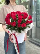 Коробка красных роз &laquo;M&raquo; 25шт 2