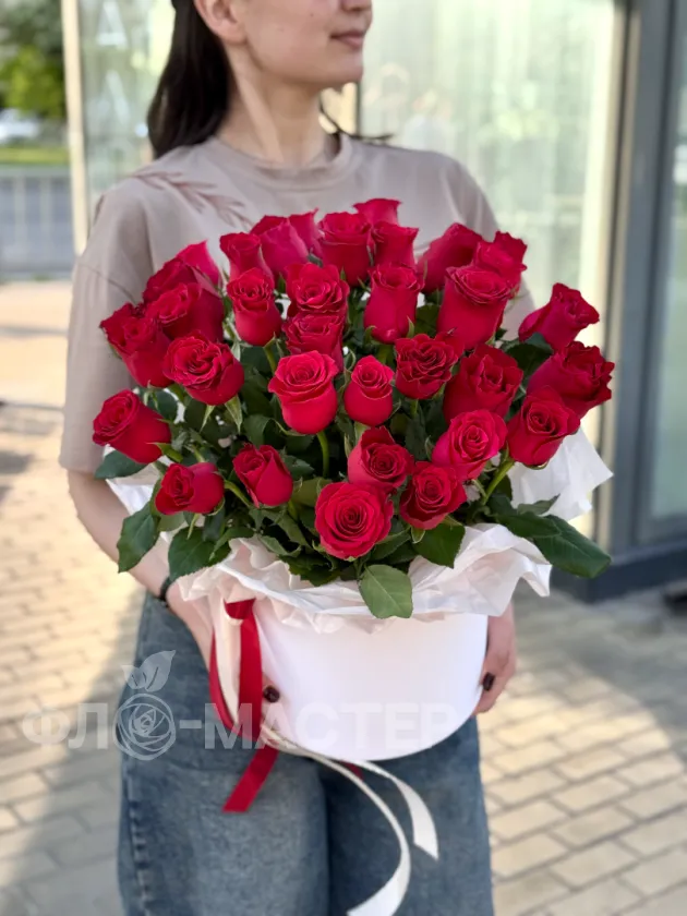 Коробка красных роз &laquo;L&raquo; 35шт
