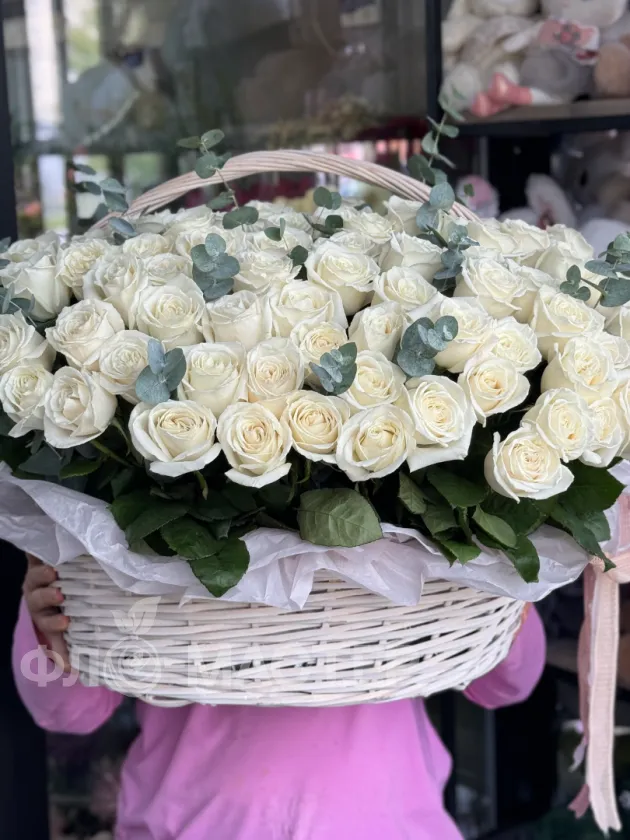 Корзина &laquo;101 роза с эвкалиптом&raquo;