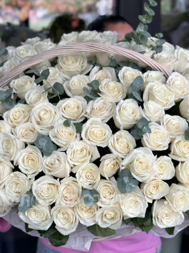 Корзина &laquo;101 роза с эвкалиптом&raquo;