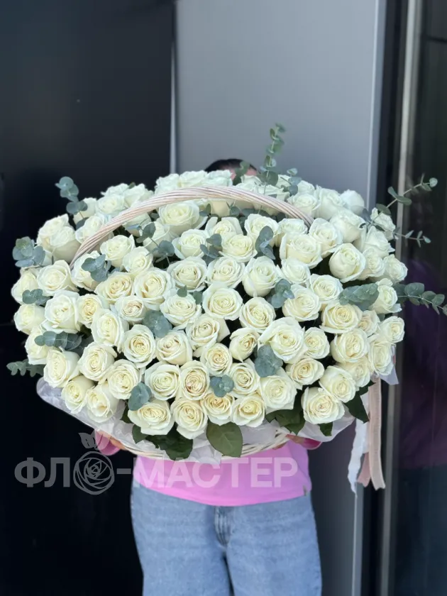 Корзина &laquo;101 роза с эвкалиптом&raquo;