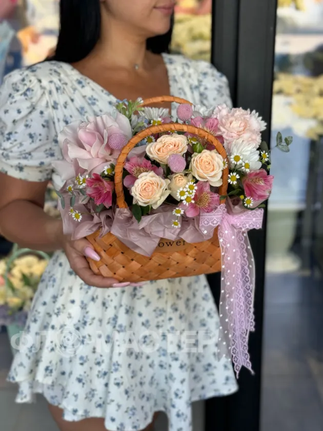 Композиция из цветов &laquo;Первая встреча&raquo;