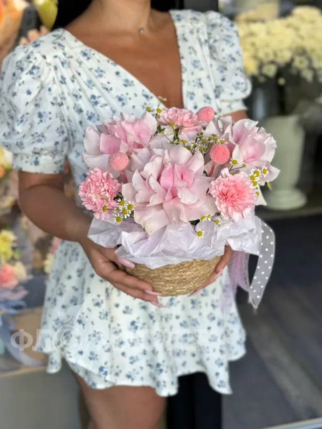 Корзина с цветами &laquo;Сладкая вата&raquo;