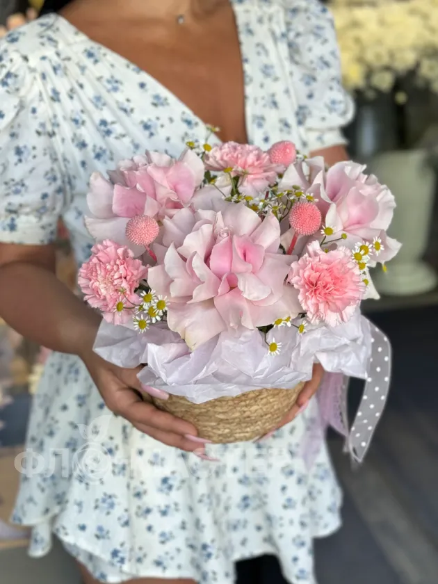 Корзина с цветами &laquo;Сладкая вата&raquo;