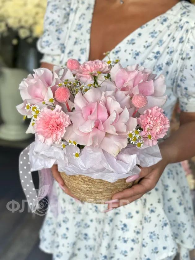 Корзина с цветами &laquo;Сладкая вата&raquo;