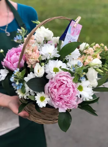 Корзинка «Счастья» от интернет-магазина цветов в 