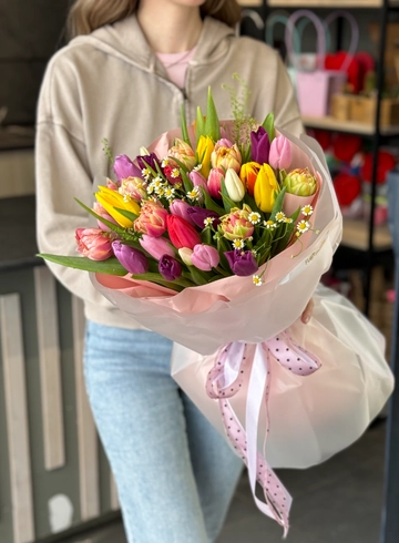 Букет &laquo;35 тюльпанов с полевой ромашкой&raquo; от интернет-магазина цветов в 