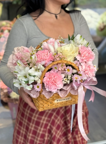 Композиция «Девочка с персиками» от интернет-магазина цветов в 