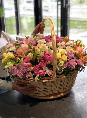 Корзина &laquo;Огромное счастье&raquo; от интернет-магазина цветов в 