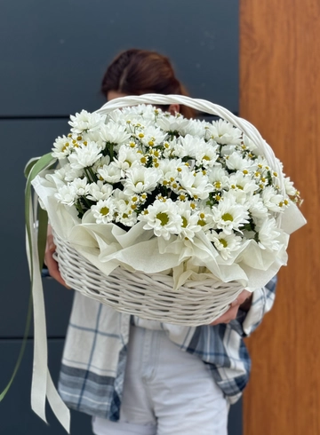 Корзина «Летняя свежесть» от интернет-магазина цветов в 