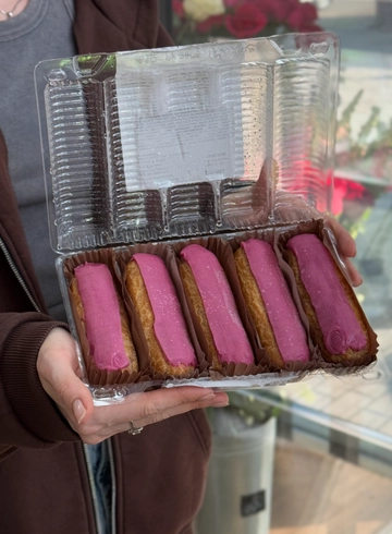 Пирожное заварное «Эклер Ягодный» от интернет-магазина цветов в 