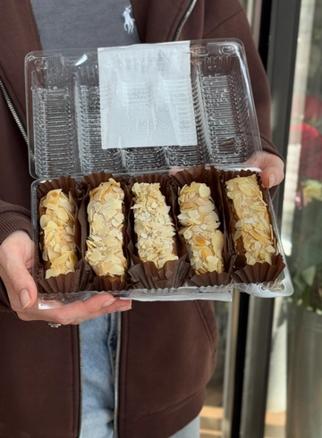 Пирожное заварное «Эклер Карамельный» от интернет-магазина цветов в 